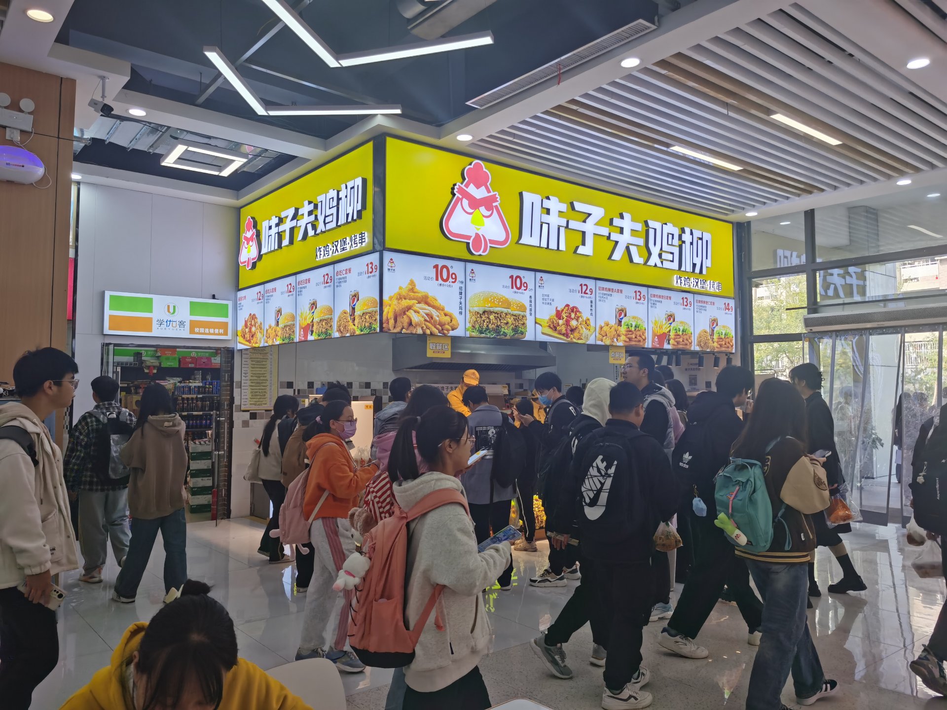 味子夫校园内店实景，高校校园内档口开业人流实况